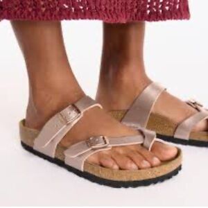 NWOT AND BOX Cushionaire Luna sandals in rose gold color with buckles